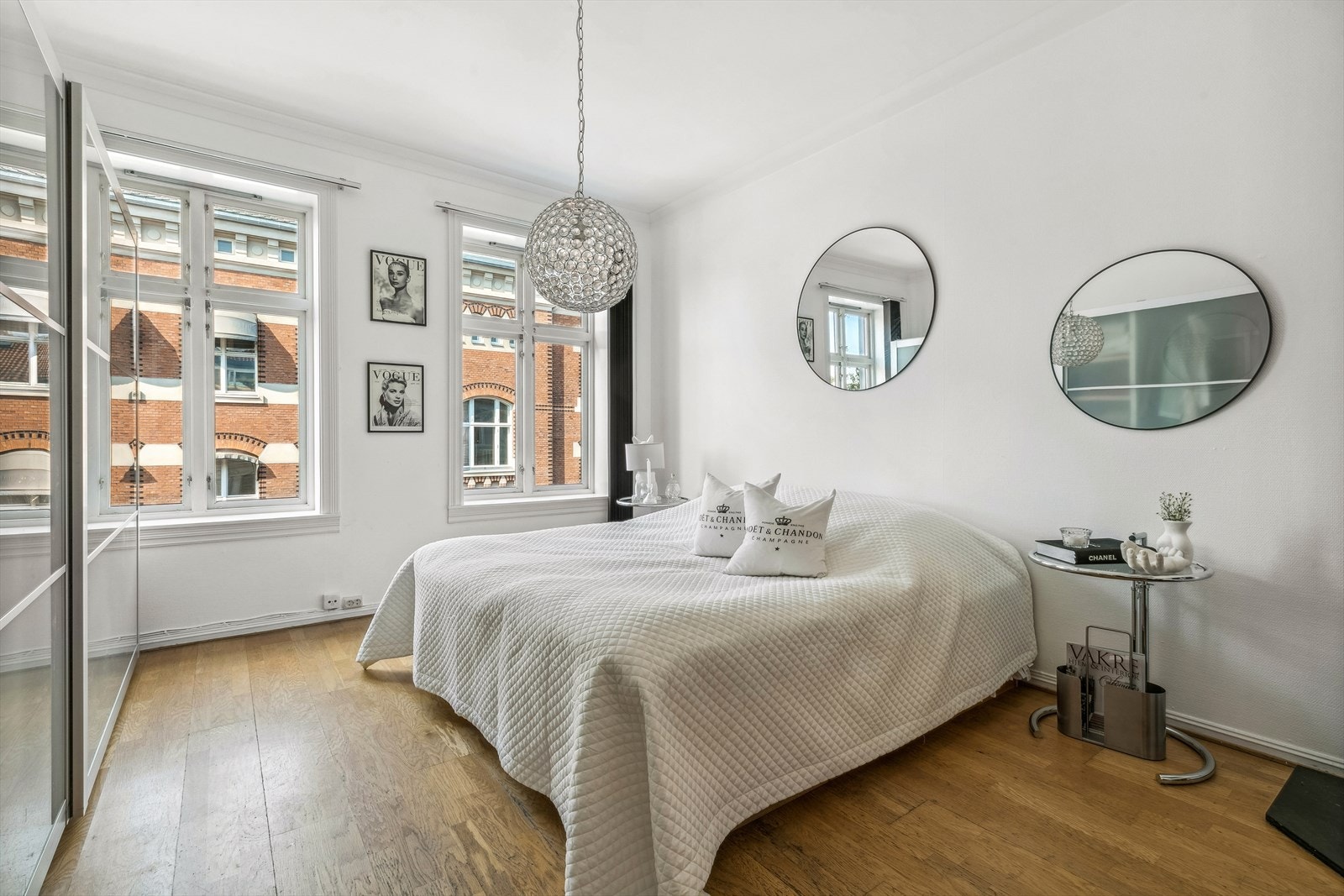 De store vinduene slipper inn godt med lys Galleribilde