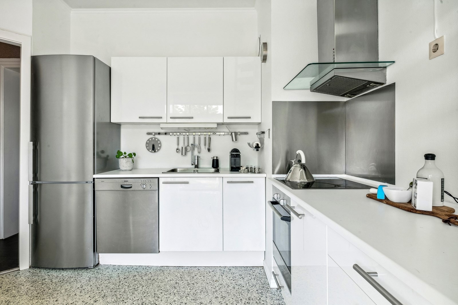 Kjøkkenet er fra 2005 og er oppgradert med ny benkeplate i 2023 Galleribilde