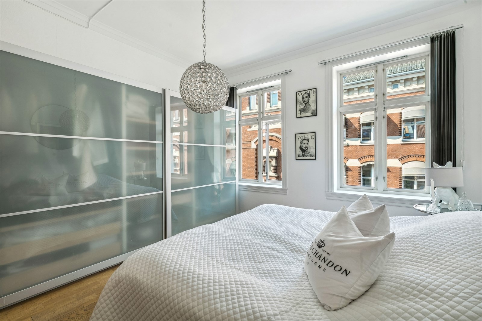 Romslig soverom med god garderobeplass Galleribilde