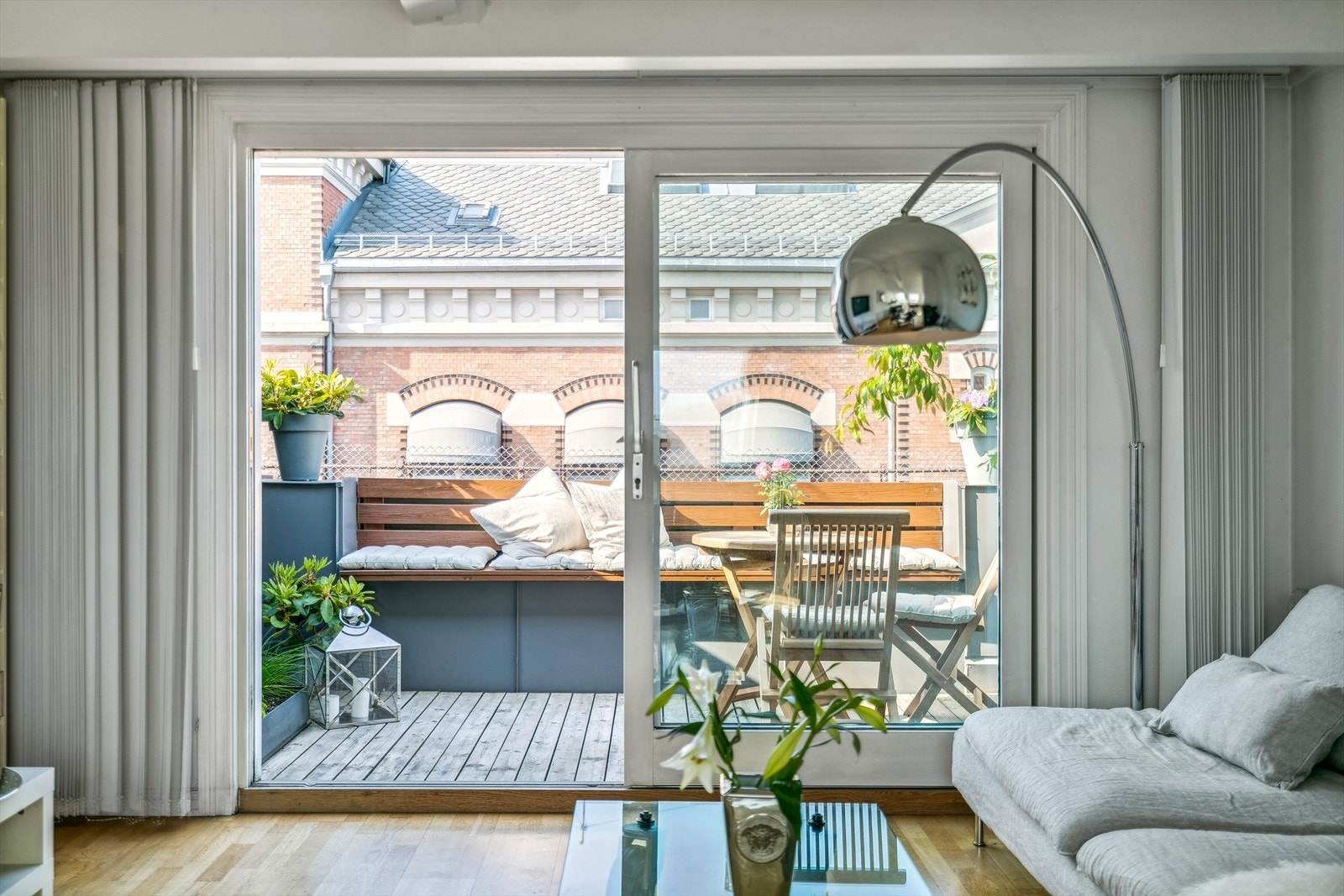 Utgang til takterrasse via stor skyvedør Galleribilde