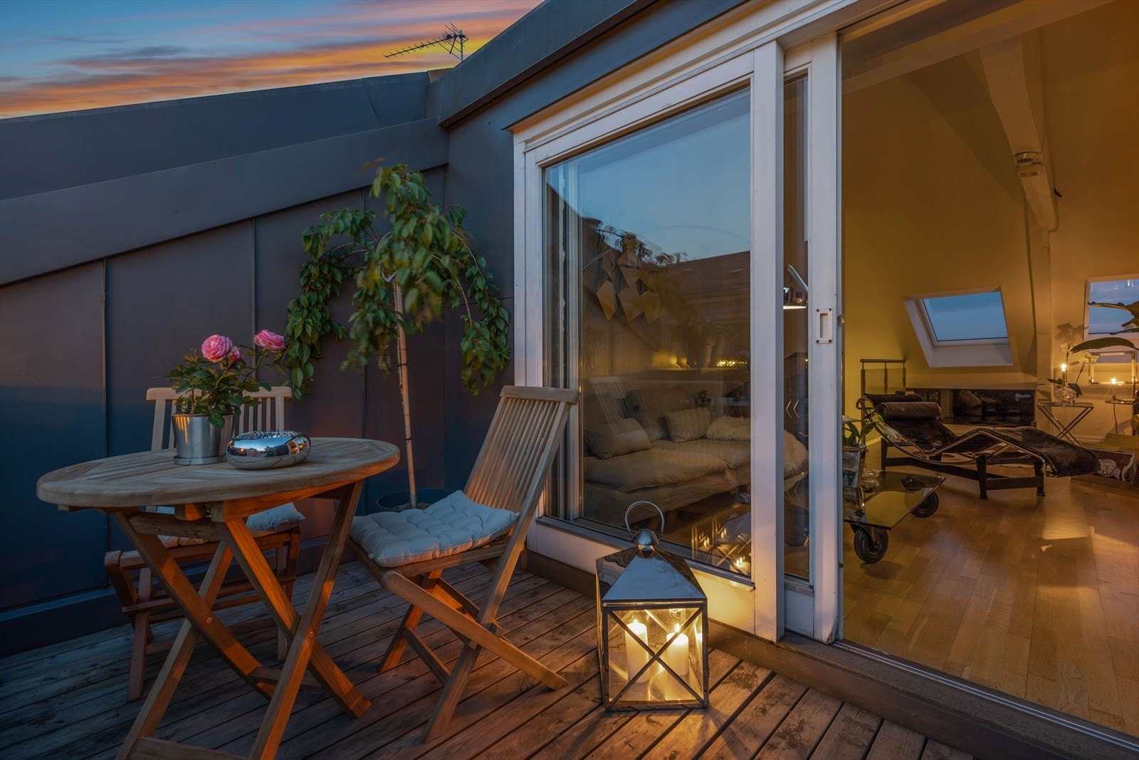 Terrasse med plass til hyggelig sittegruppe Galleribilde