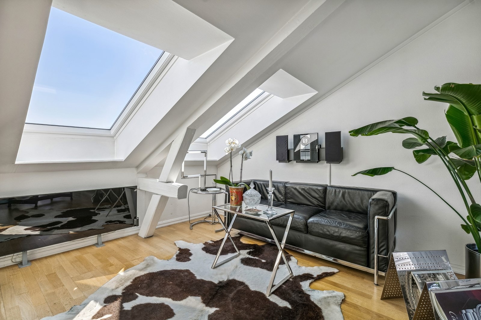 De store takvinduene slipper inn godt med lys og det er fin utsikt mot sentrum Galleribilde