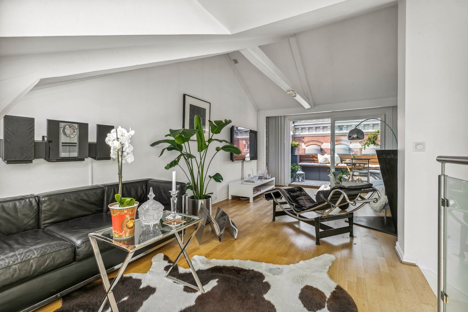 Stuen er gjennomgående og oppleves svært luftig Galleribilde