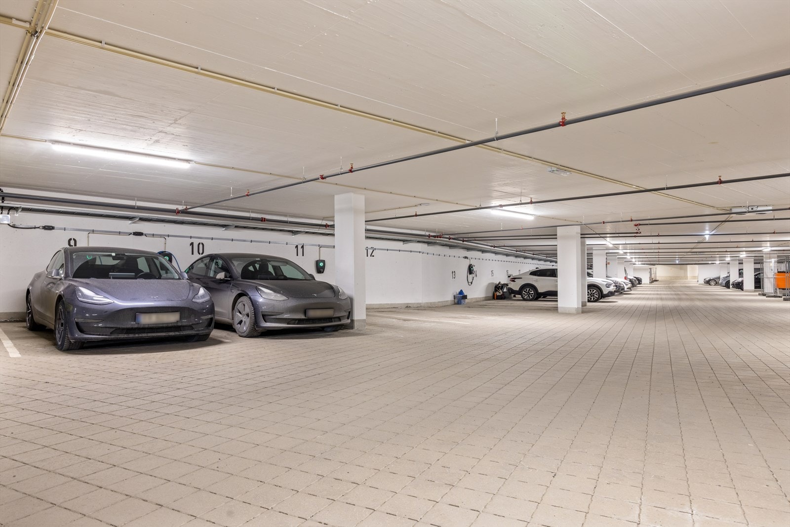 Garasje med lader Galleribilde