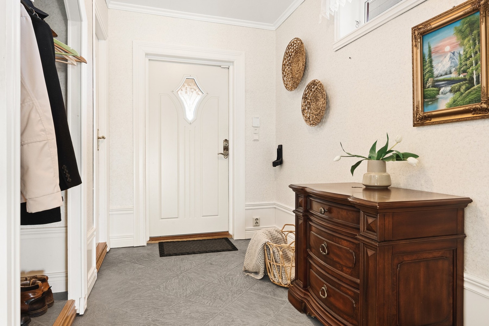 Her er det god plass til å henge fra seg yttertøy. Galleribilde