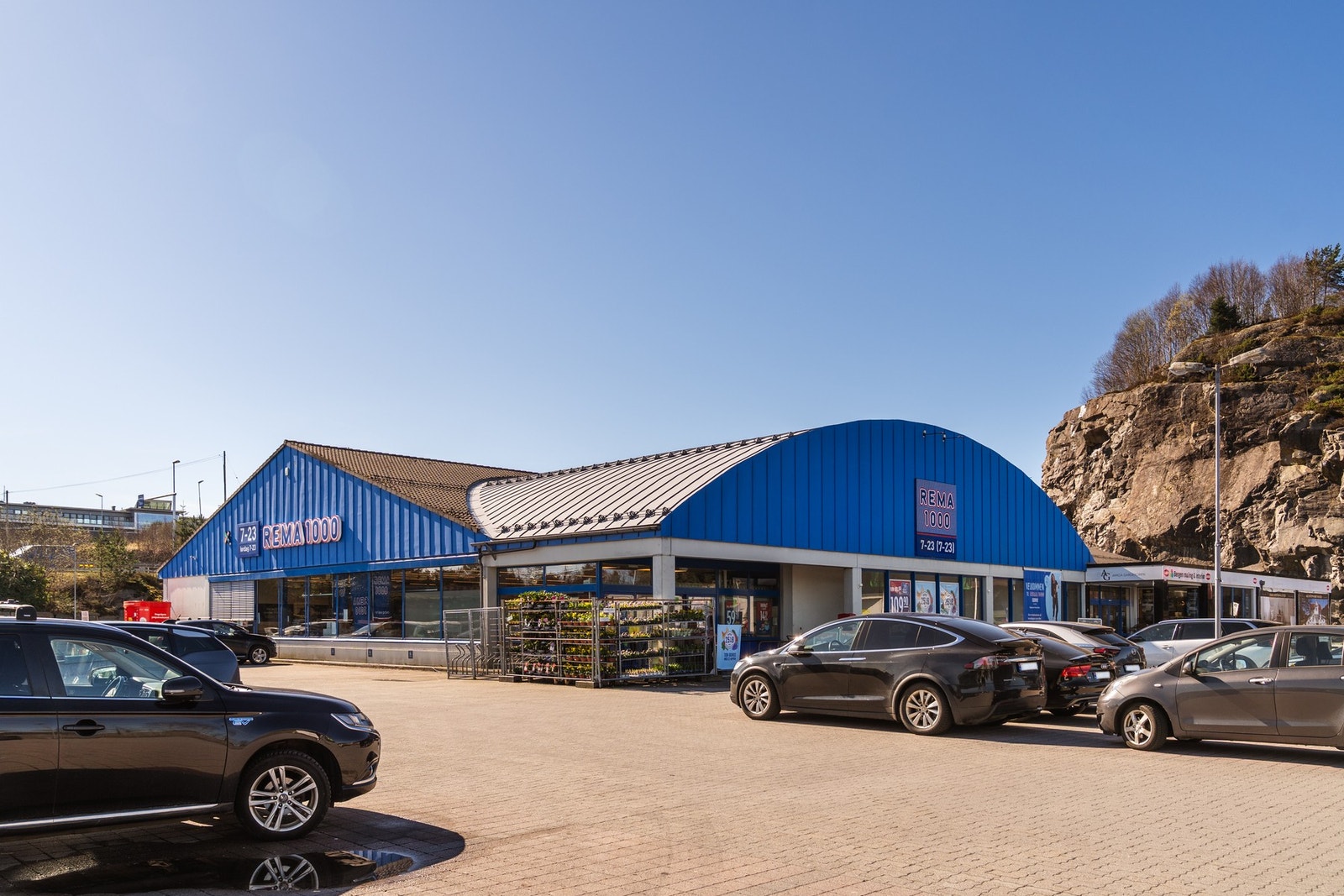 REMA 1000 ligger en kort kjøretur eller spasertur fra boligen. Galleribilde