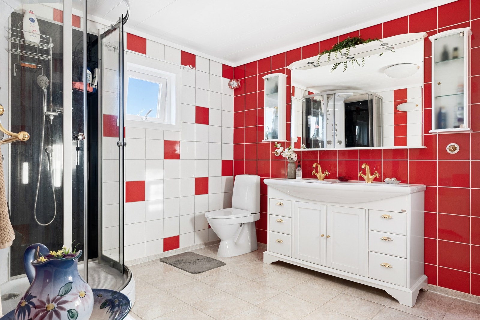 Helfliset bad med varme i gulv. Galleribilde