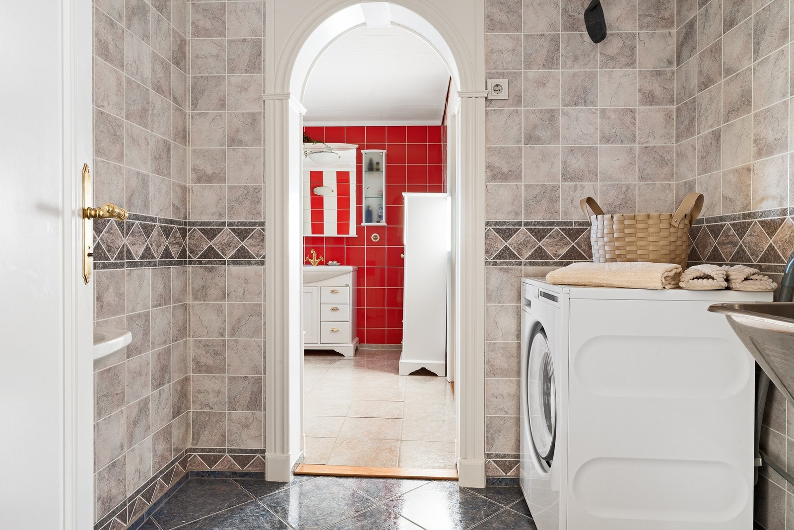 Fra badet er det direkte tilkomst til vaskerom. Galleribilde