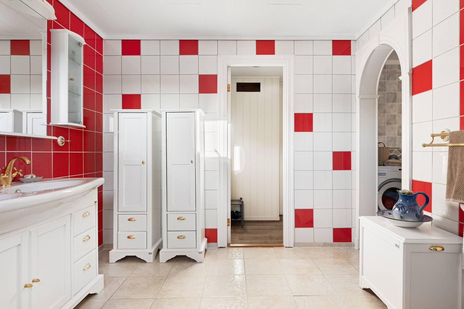 Badet måler 8,1 kvm og er innredet med toalett, baderomsinnredning med dobbeltservant og dusjkabinett. Galleribilde