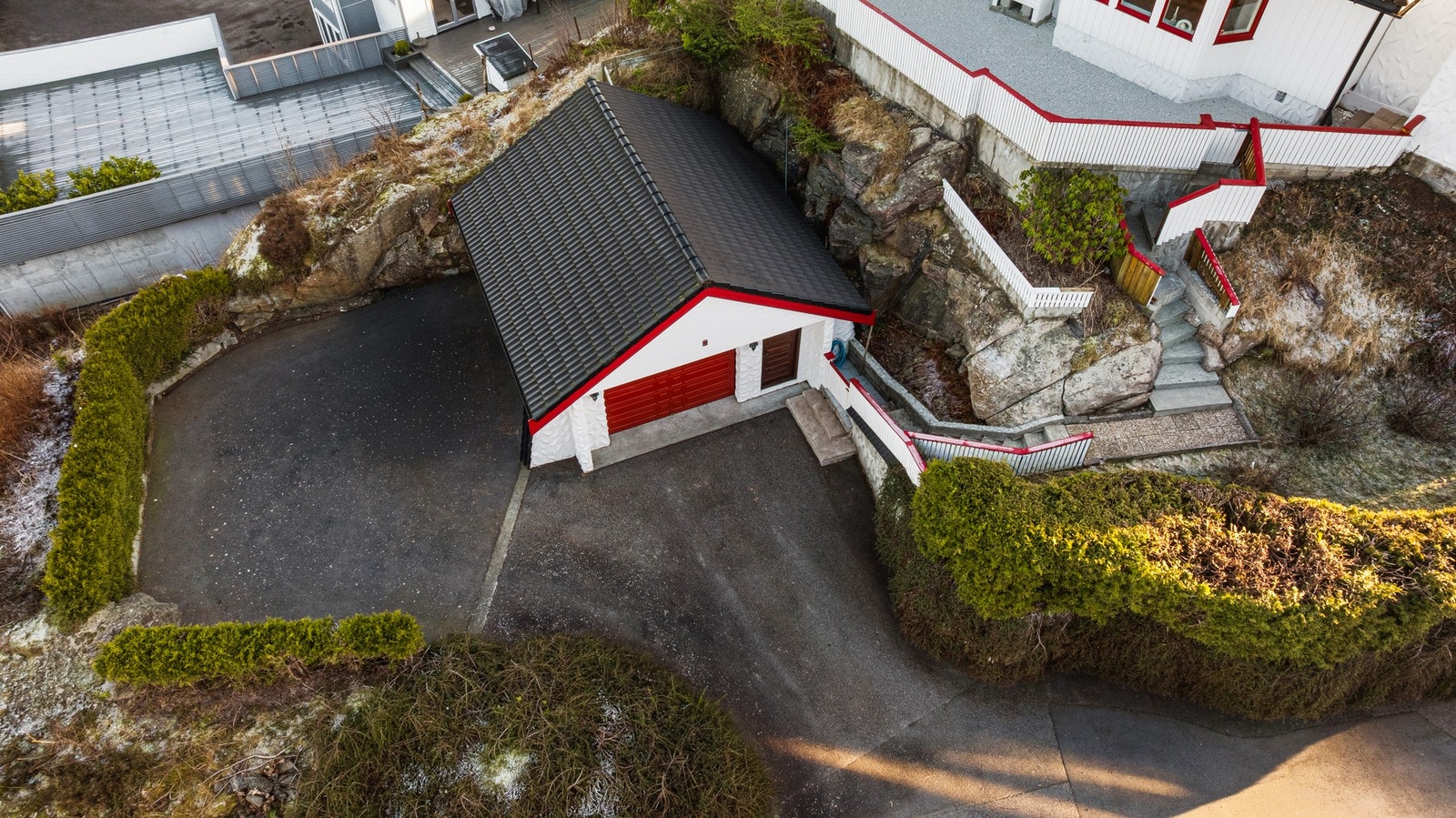 Parkering i garasje og god plass på tomt. Galleribilde