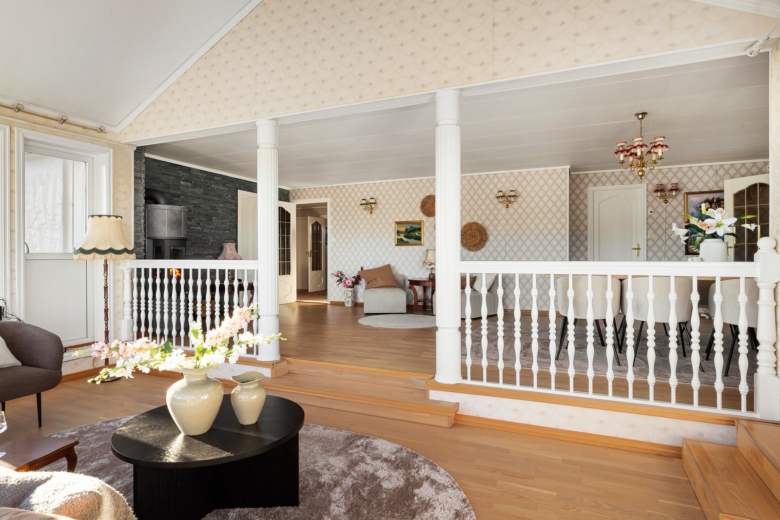 Stuen er inndelt i flere soner som gjør den lett å møblere med flere sittegrupper. Galleribilde