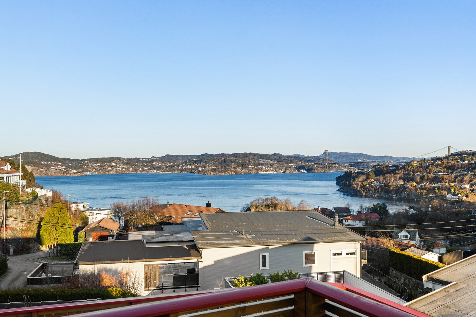 Boligen byr på flotte uteområder og nydelig utsikt. Galleribilde