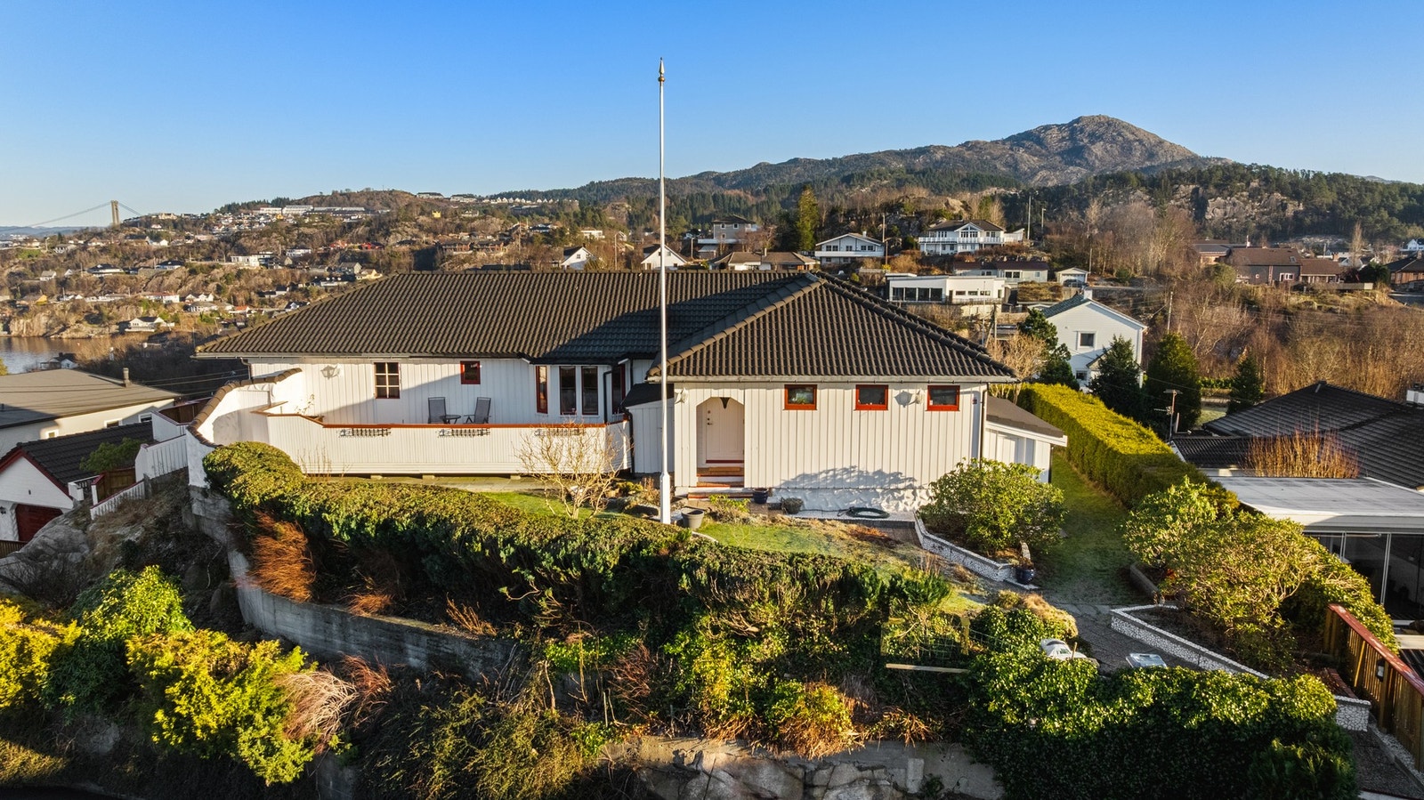 Boligen har koselige uteområder med hage og flere terrasser. Galleribilde