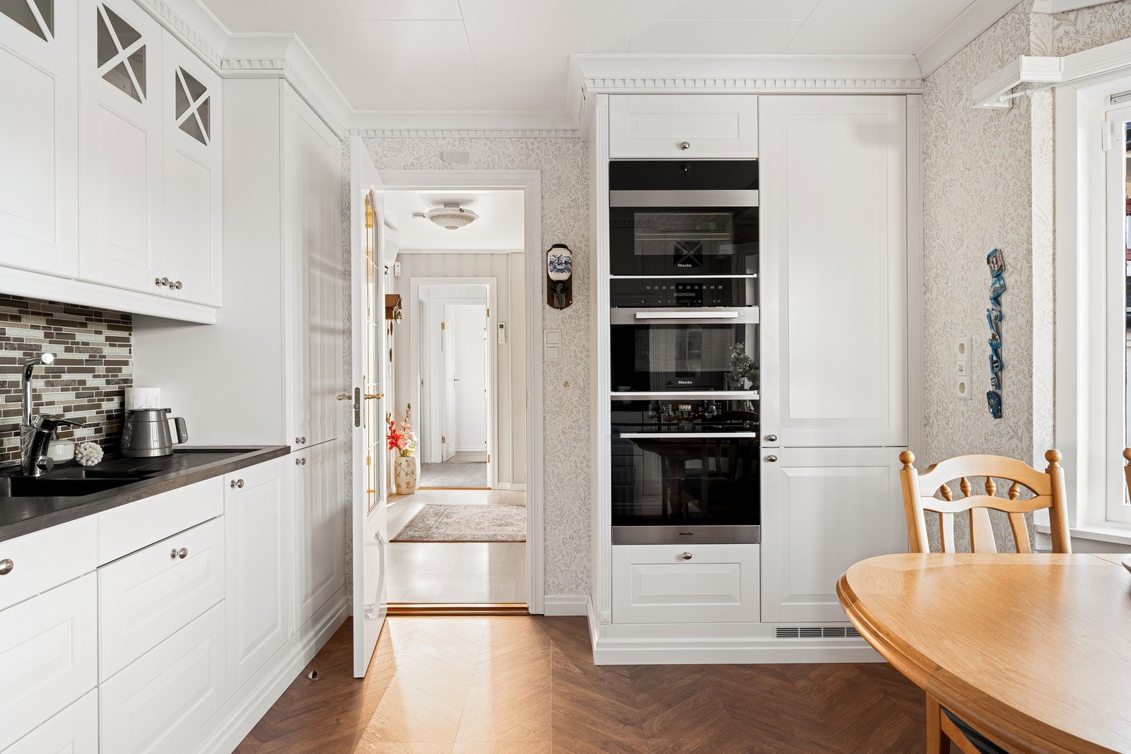 Kjøkkenet har god skap- og benkeplass som gjør matlagingen til en drøm. Galleribilde