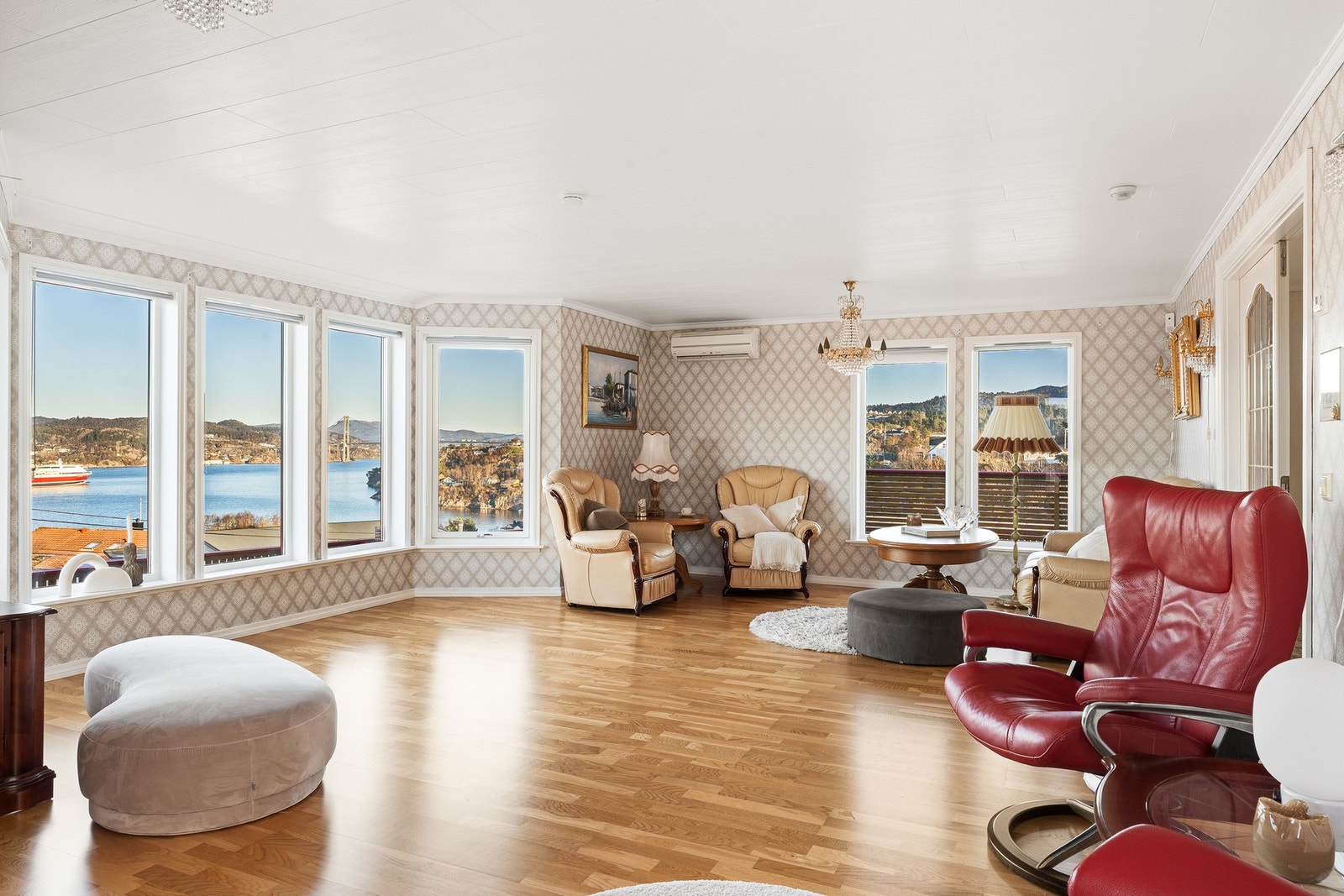 Her også store vindusflater med nydelig utsikt, Galleribilde