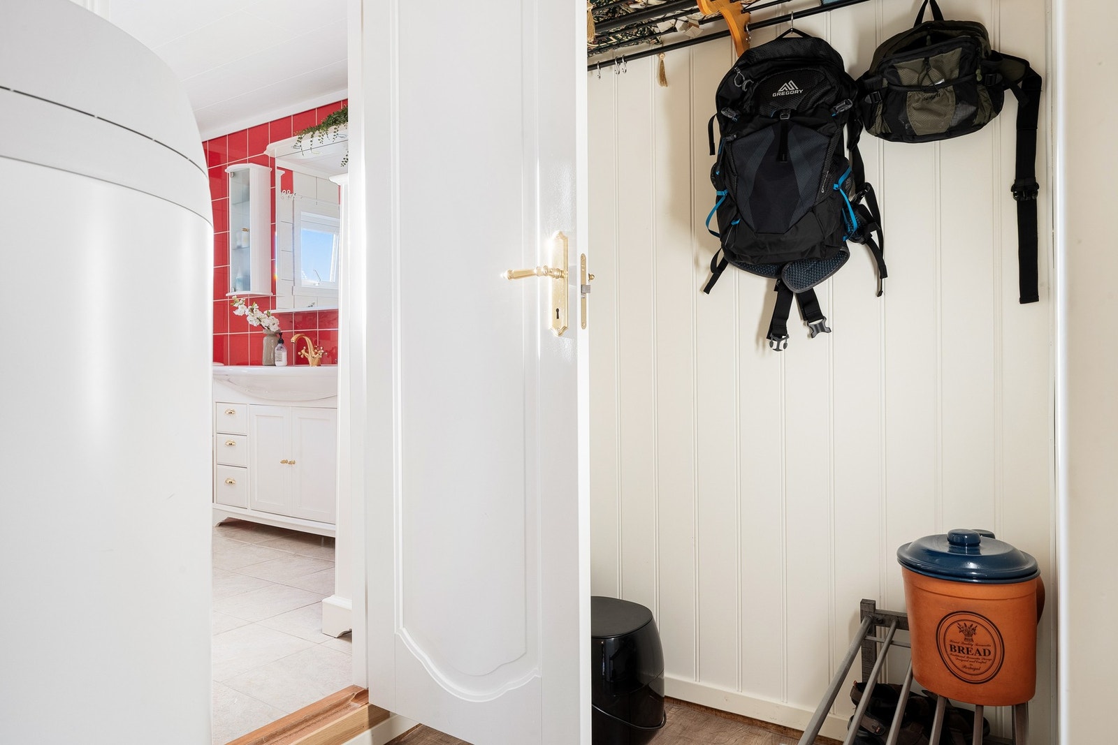 Bod/garderobe, her er varmtvannsbereder på 200 liter plassert. Galleribilde