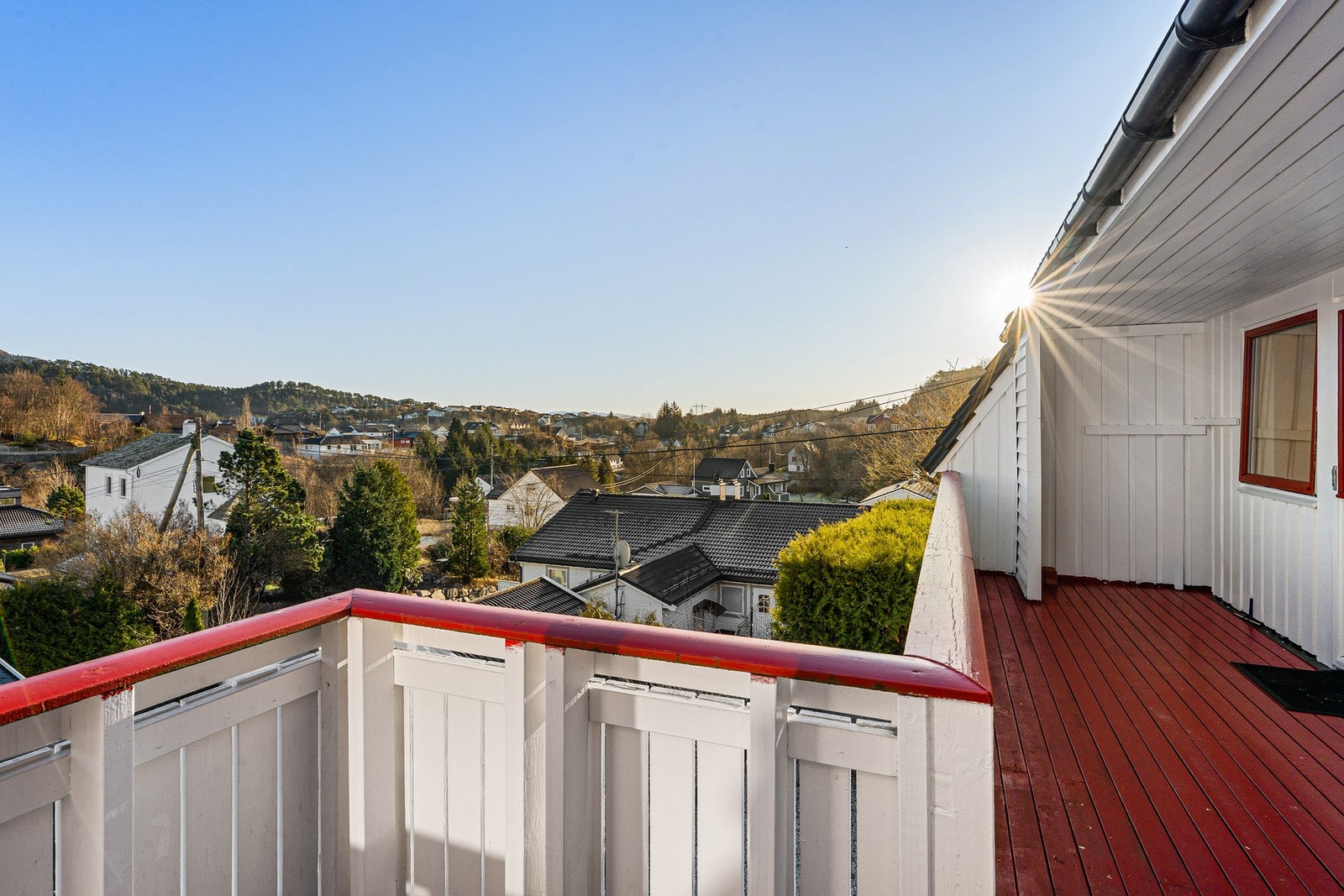 Boligen har uteplasser i flere himmelretninger som gjør at man kan forflytte seg med solen. Galleribilde