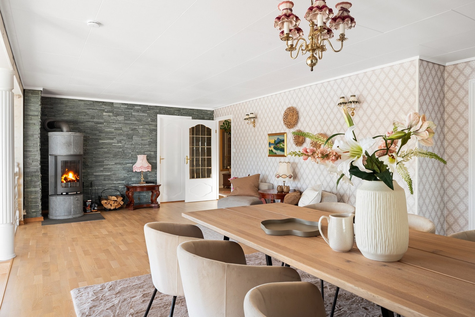 Herlig peisovn i stuen som skaper hygge og gir god varme på kalde vinterdager. Galleribilde