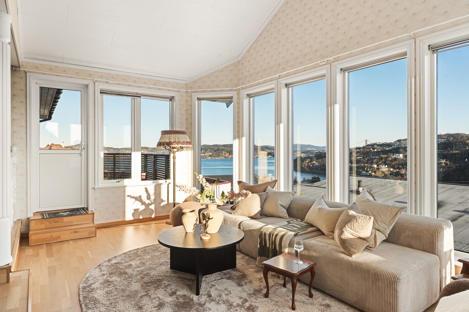 De store vindusflatene sørger for rikelig med naturlig lysinnslipp. Galleribilde