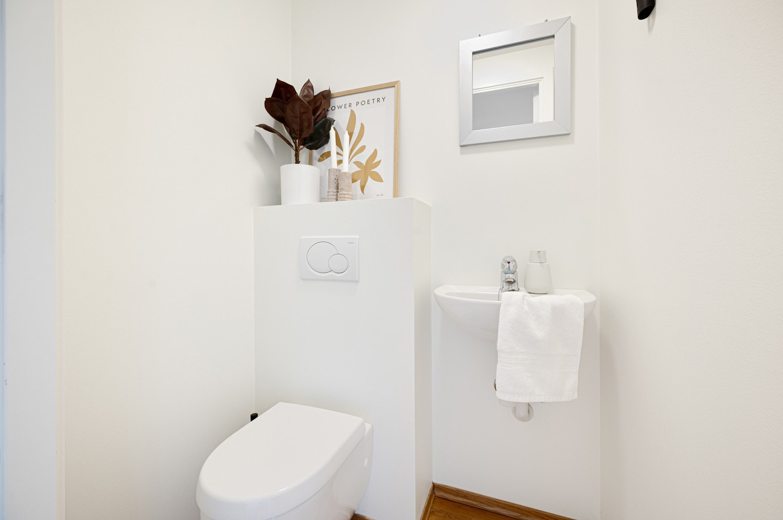 WC med vegghengt toalett og servant. Galleribilde