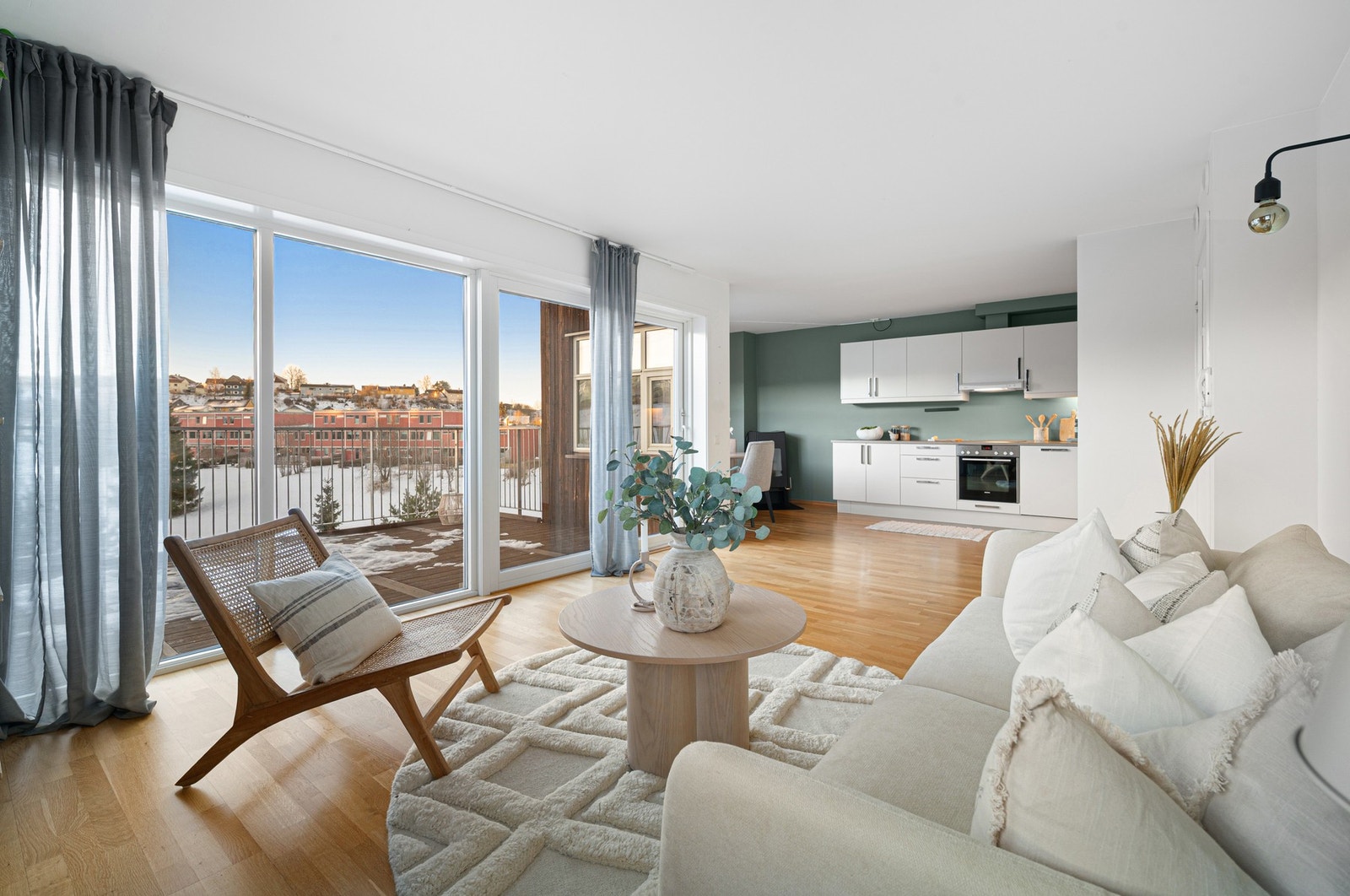 Boligen har store vindusflater som sikrer rikelig med naturlig lys inn til stuen. Galleribilde