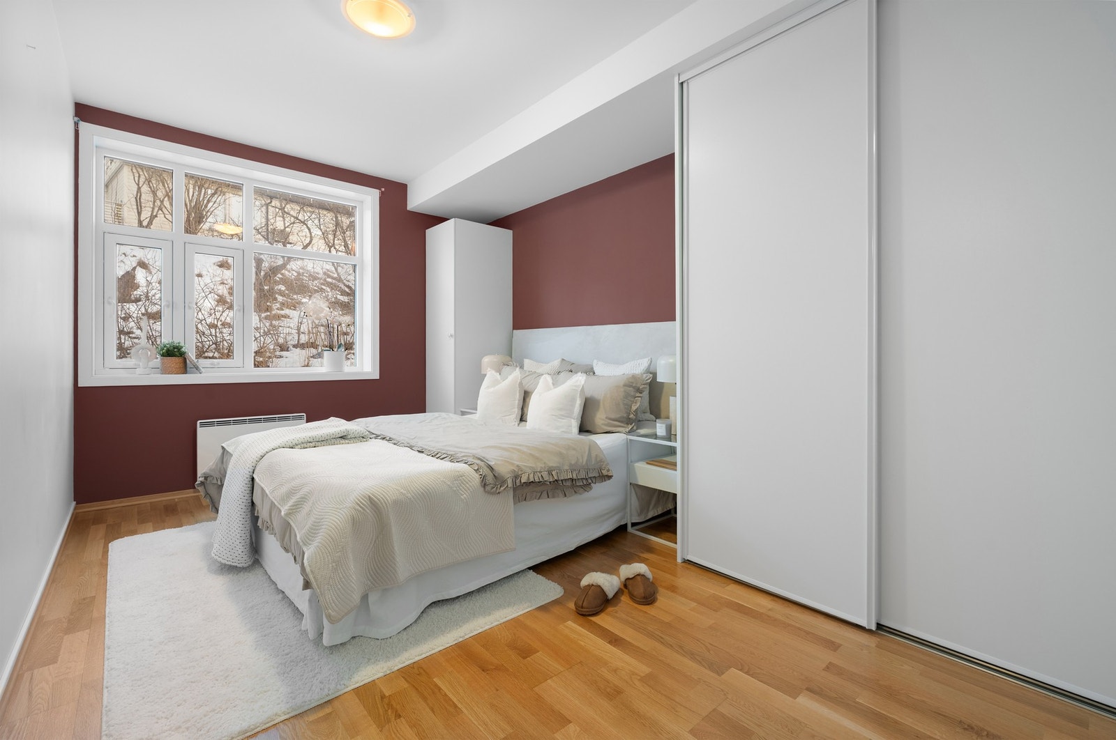 Stort og pent soverom på hele 12 m², som gir god plass til ønsket møbelement. Galleribilde