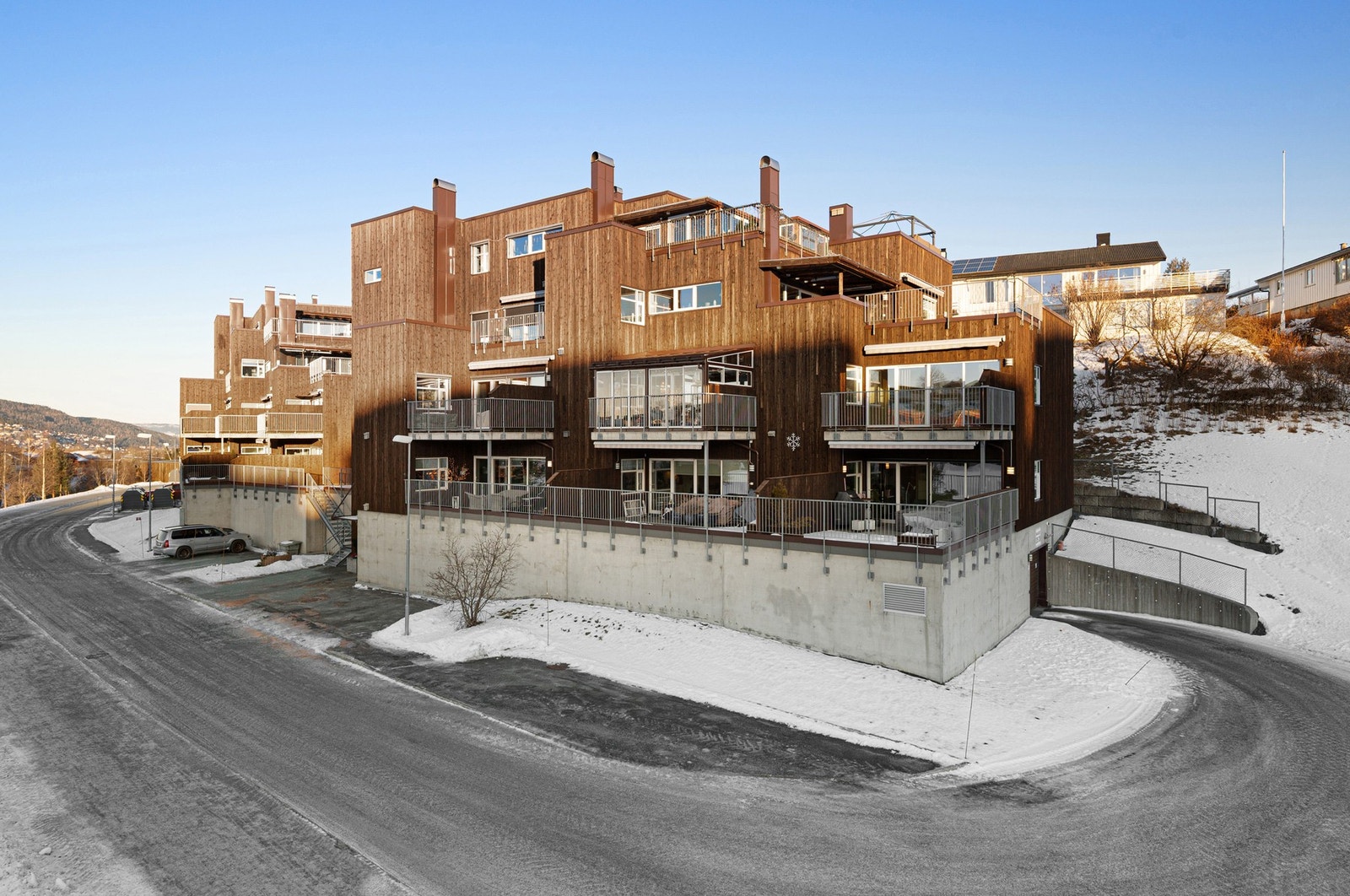 Det medfølger egen parkeringsplass med el-billader i felles garsasjeannlegg. Galleribilde