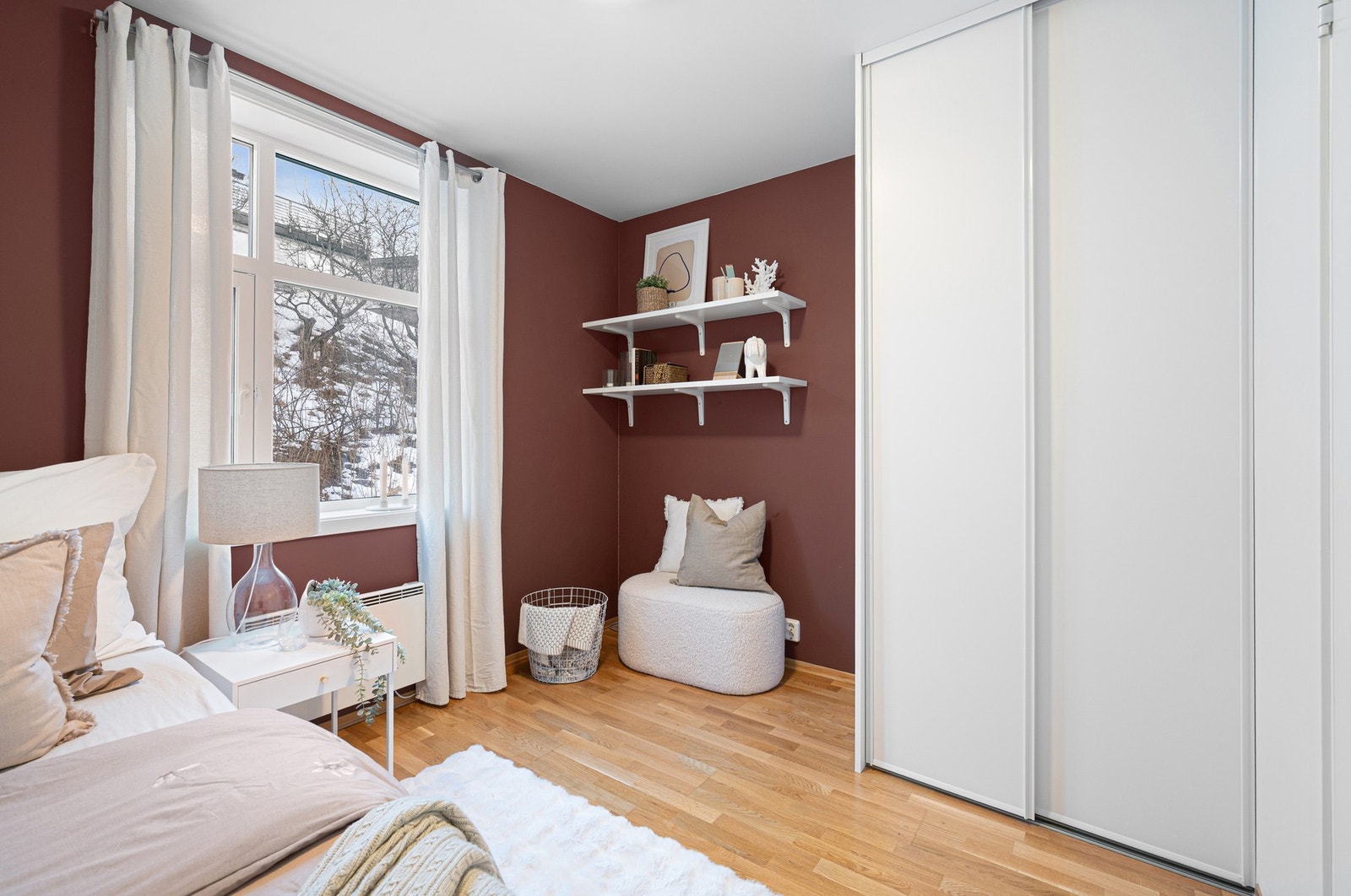 Rommene er malt i duse og behagelige farger. Galleribilde