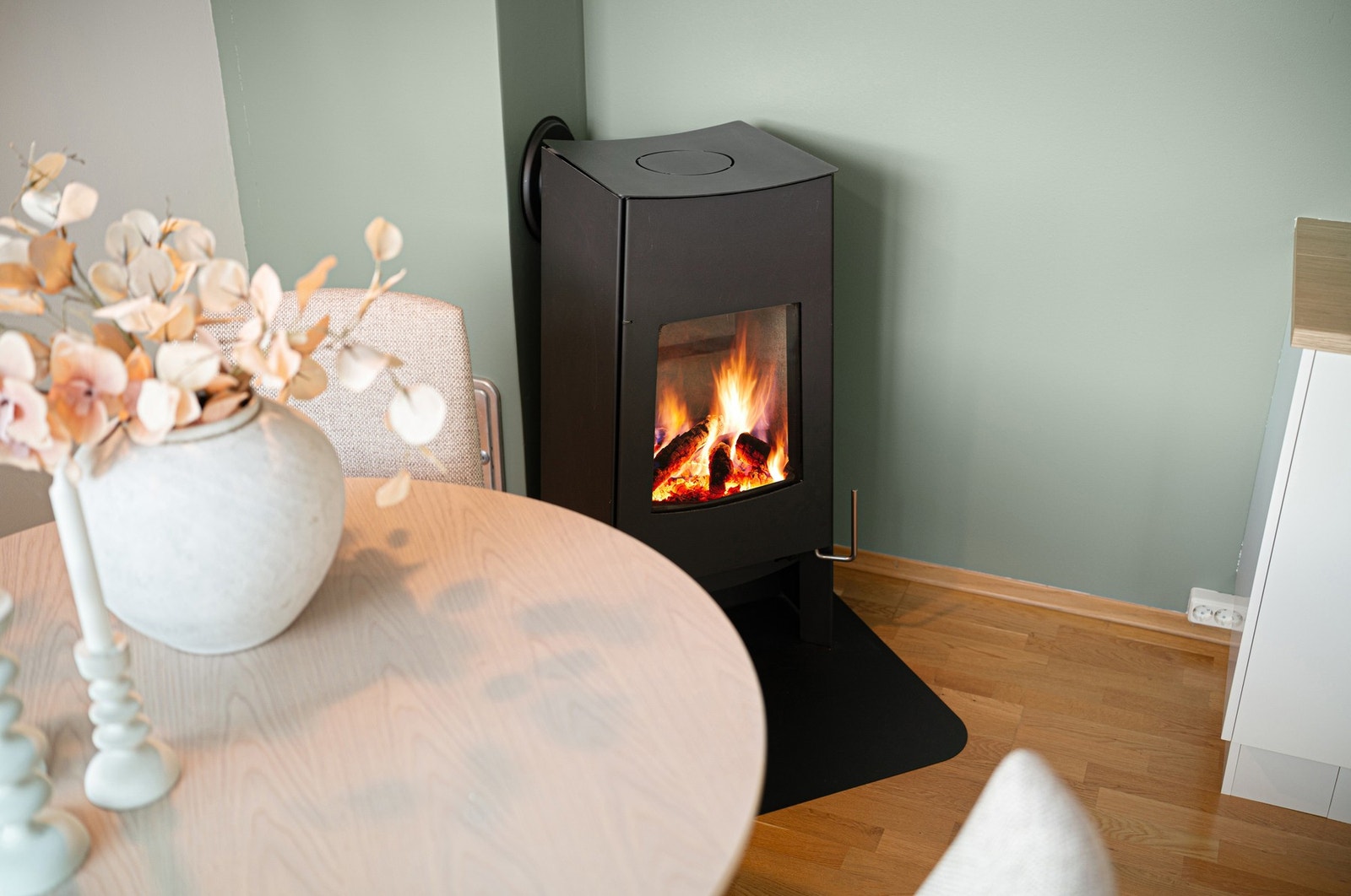 Pen og praktisk vedovn som gir en god og lun atmosfære i rommet. Galleribilde