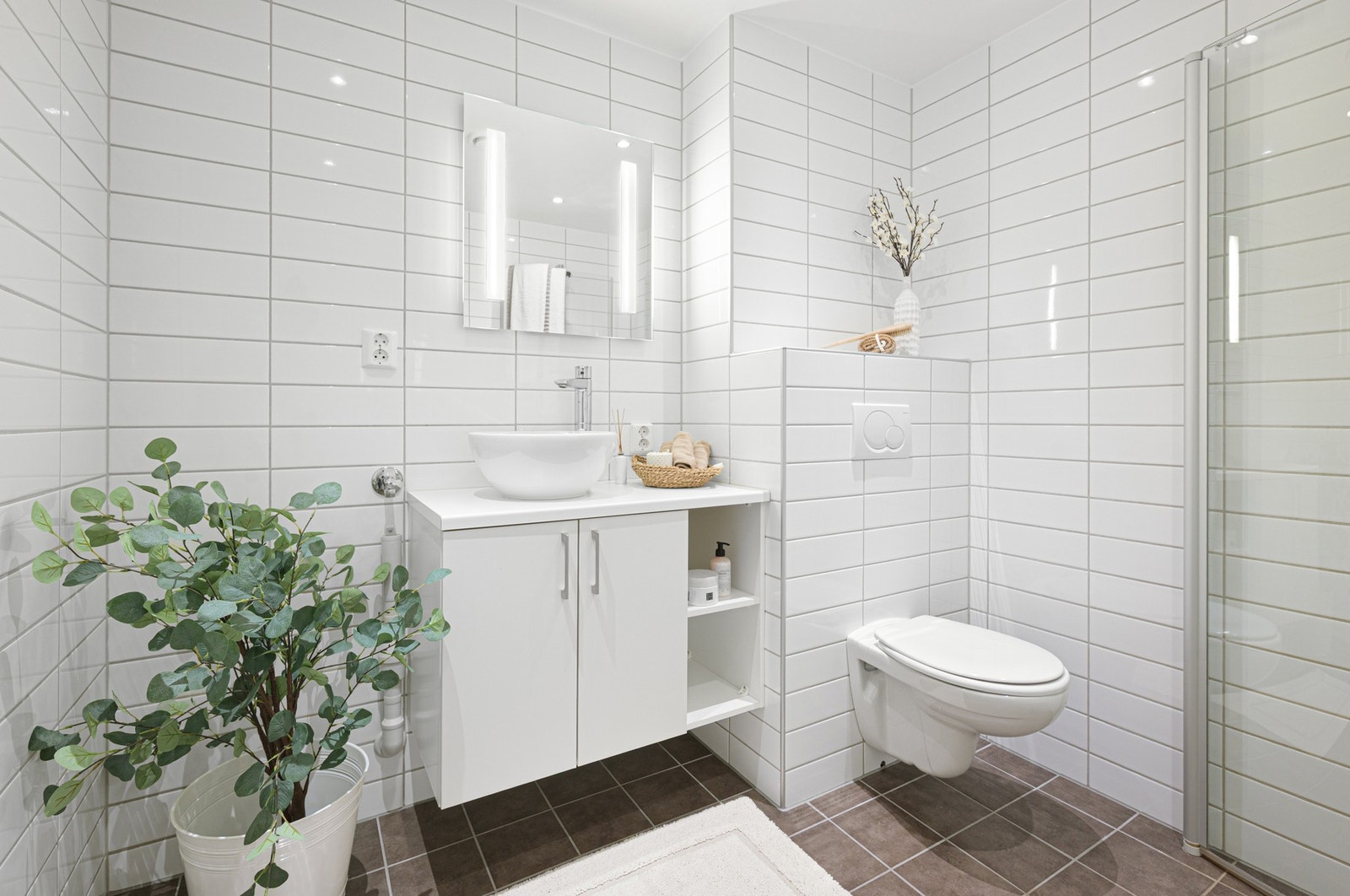 Flott flislagt bad med varme i gulv. Galleribilde