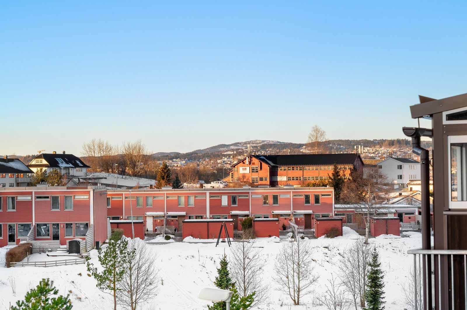 Fra terrassen får man fin utsikt over nærområdet rundt. Galleribilde