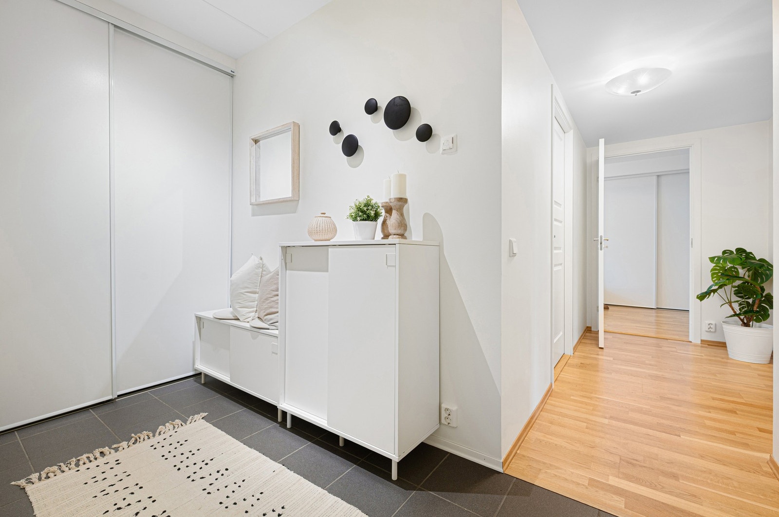 Her er det god plass til å henge fra seg sko og yttertøy. Galleribilde