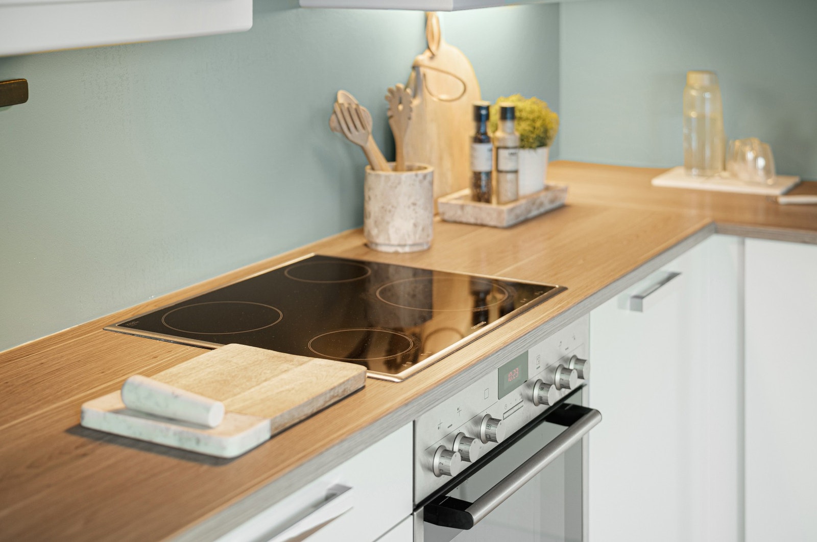 Kjøkkenet er utstyrt med integrerte hvitevarer som komfyr, kjøl/fryseskap og oppvaskmaskin. Galleribilde