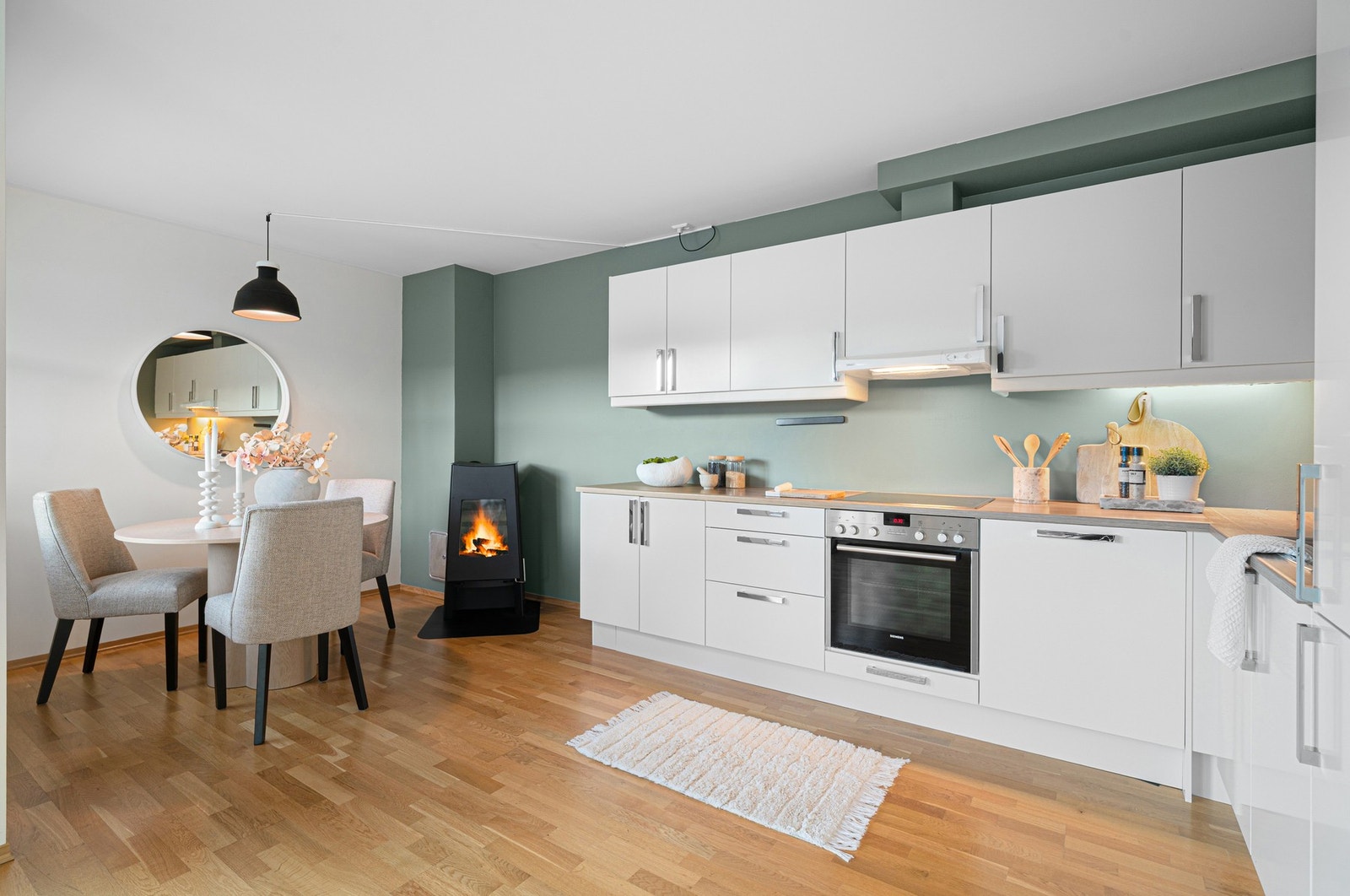 Her er det rikelig med skap og benkeplass. Galleribilde