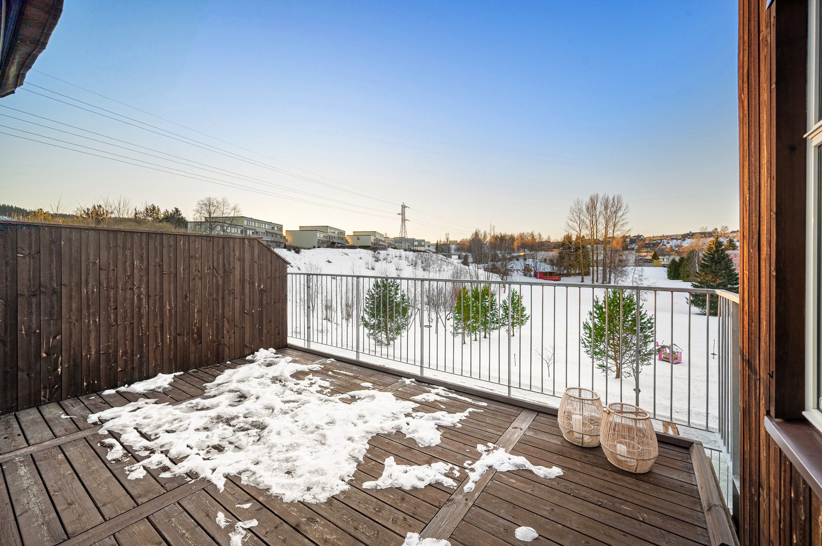 Her er det rikelig med plass til ønsket utemøbelement. Galleribilde