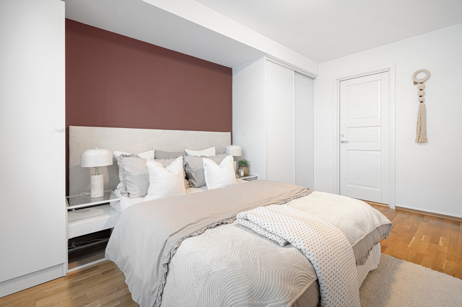 På soverommet er det en skyvedørsgarderobe som medfølger handelen. Galleribilde