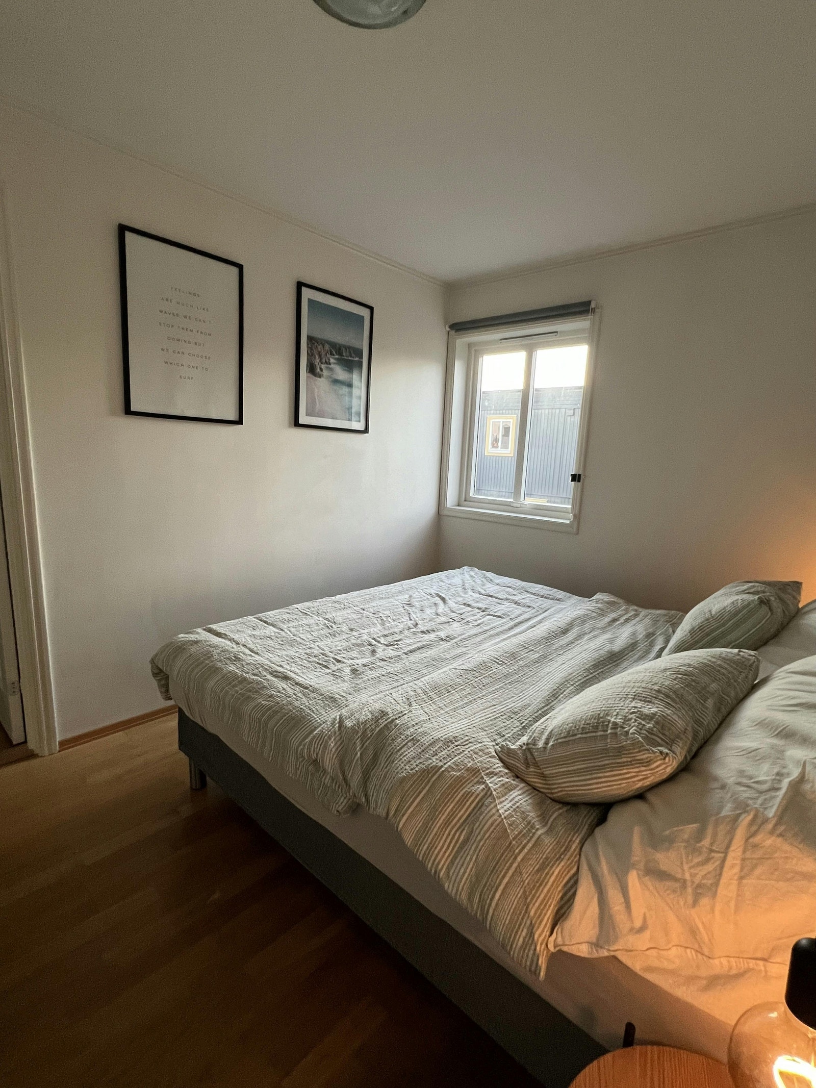 Hovedsoverom med god plass til dobbeltseng, nattbord og garderobeskap. Galleribilde