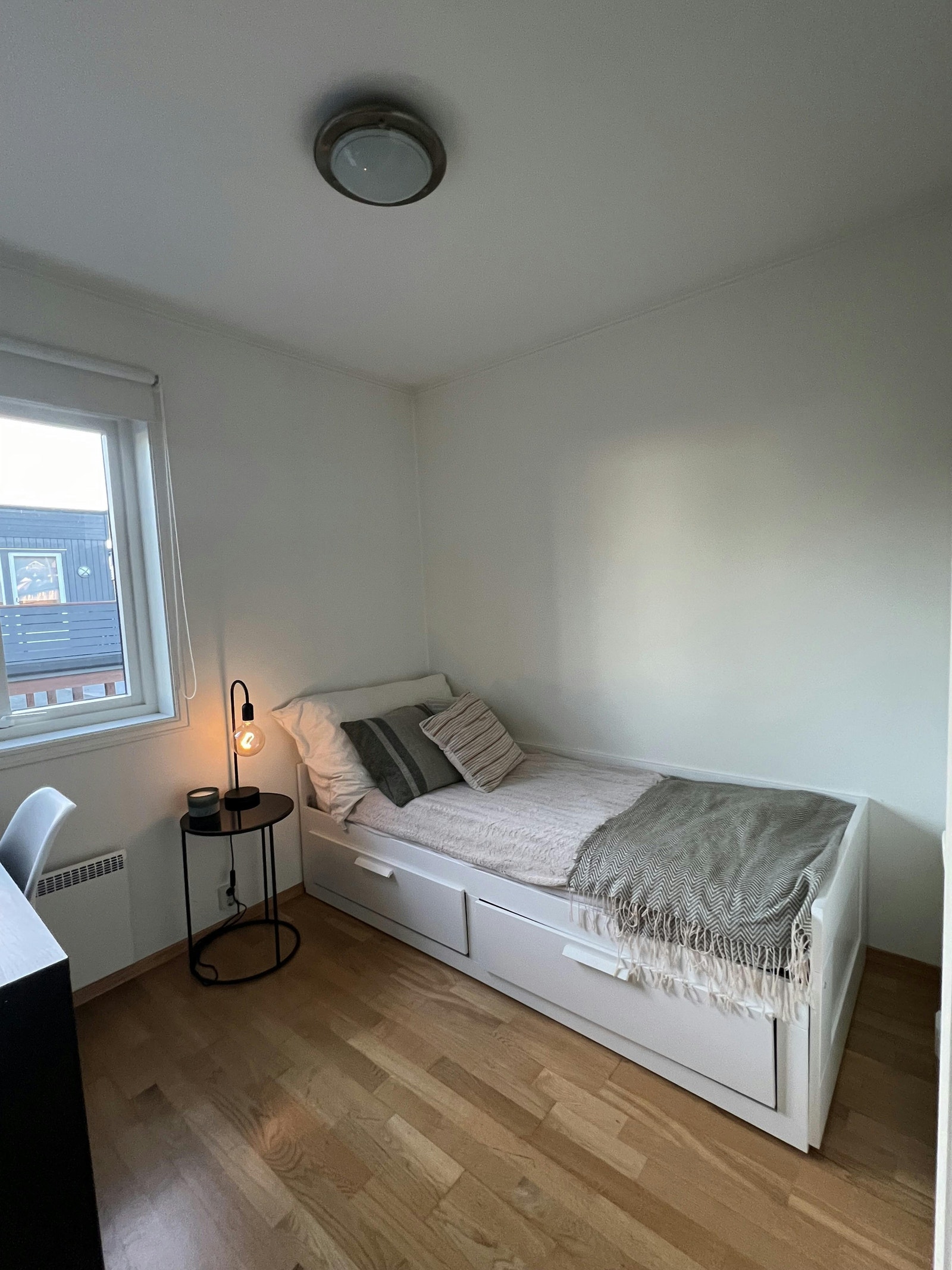 Soverom 2 med seng, kontorpult og garderobeskap. Galleribilde