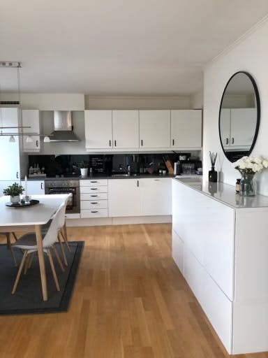 Inkludert i husleien er parkering, internett og kabel-TV. Galleribilde