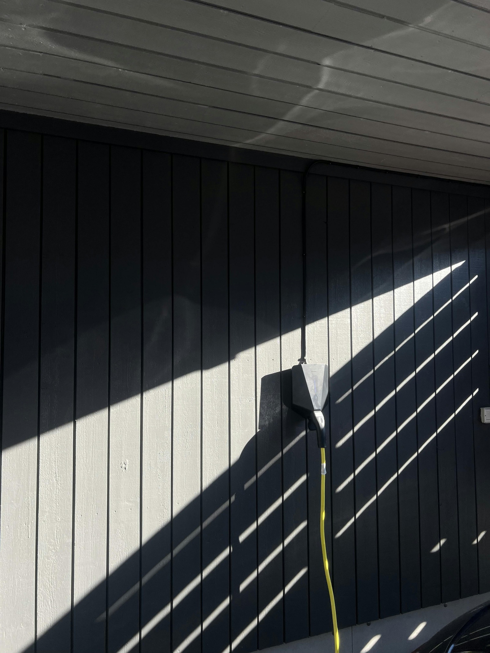 Det medfølger egen parkeringsplass med el-billader. Galleribilde