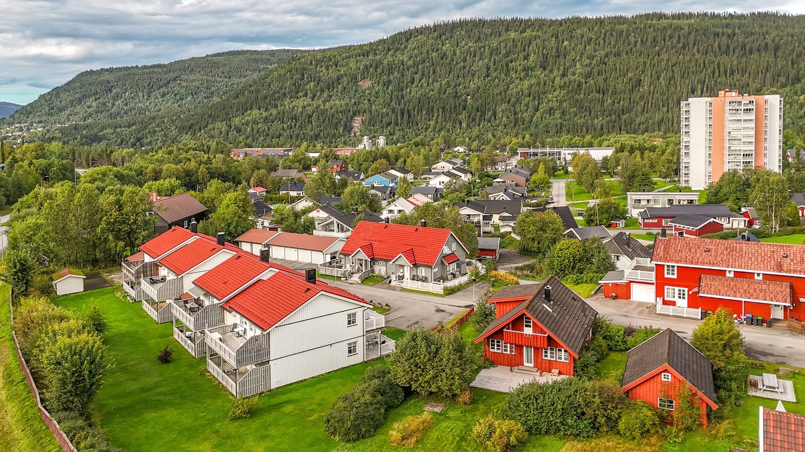 Mot området og plasseringen til boligen er i 1.etg, nærmest på bildet. Overbygd markterrasse på ca. 21,9 m2 med adkomst fra hage og via dør fra soverom kan man se på venstre hånd i bildet. Galleribilde