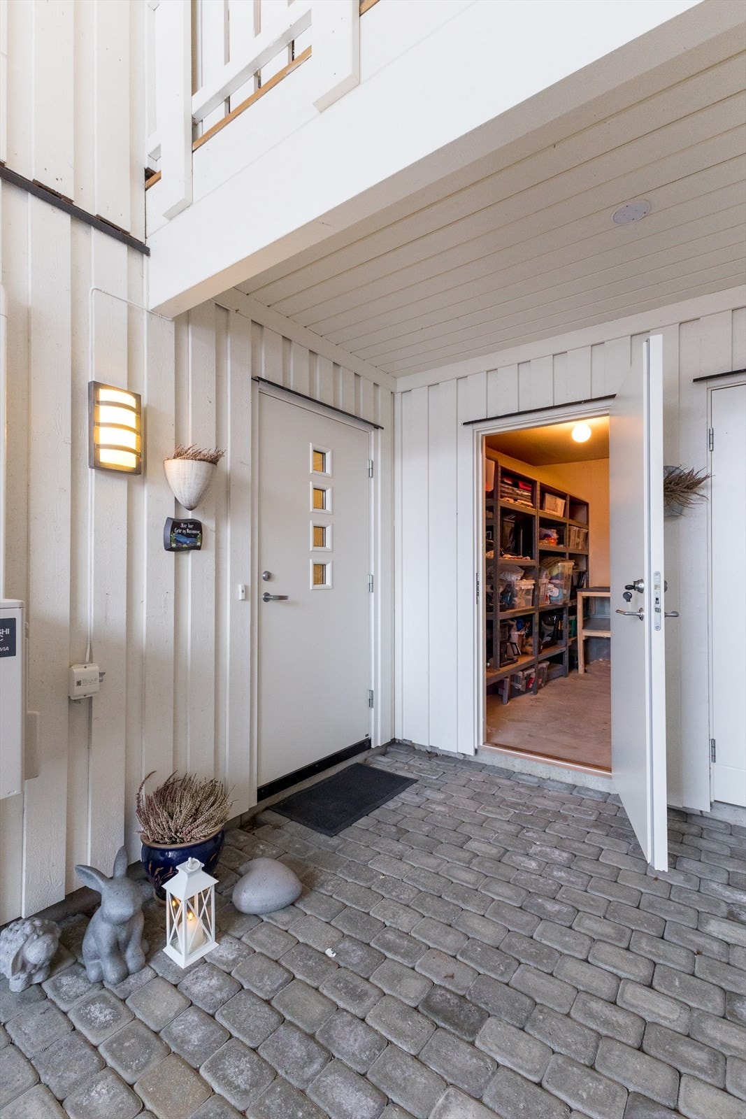 Inngangspartiet er belagt med brostein og her kan du gå tørrskodd til boden like ved inngangsdøren. Galleribilde