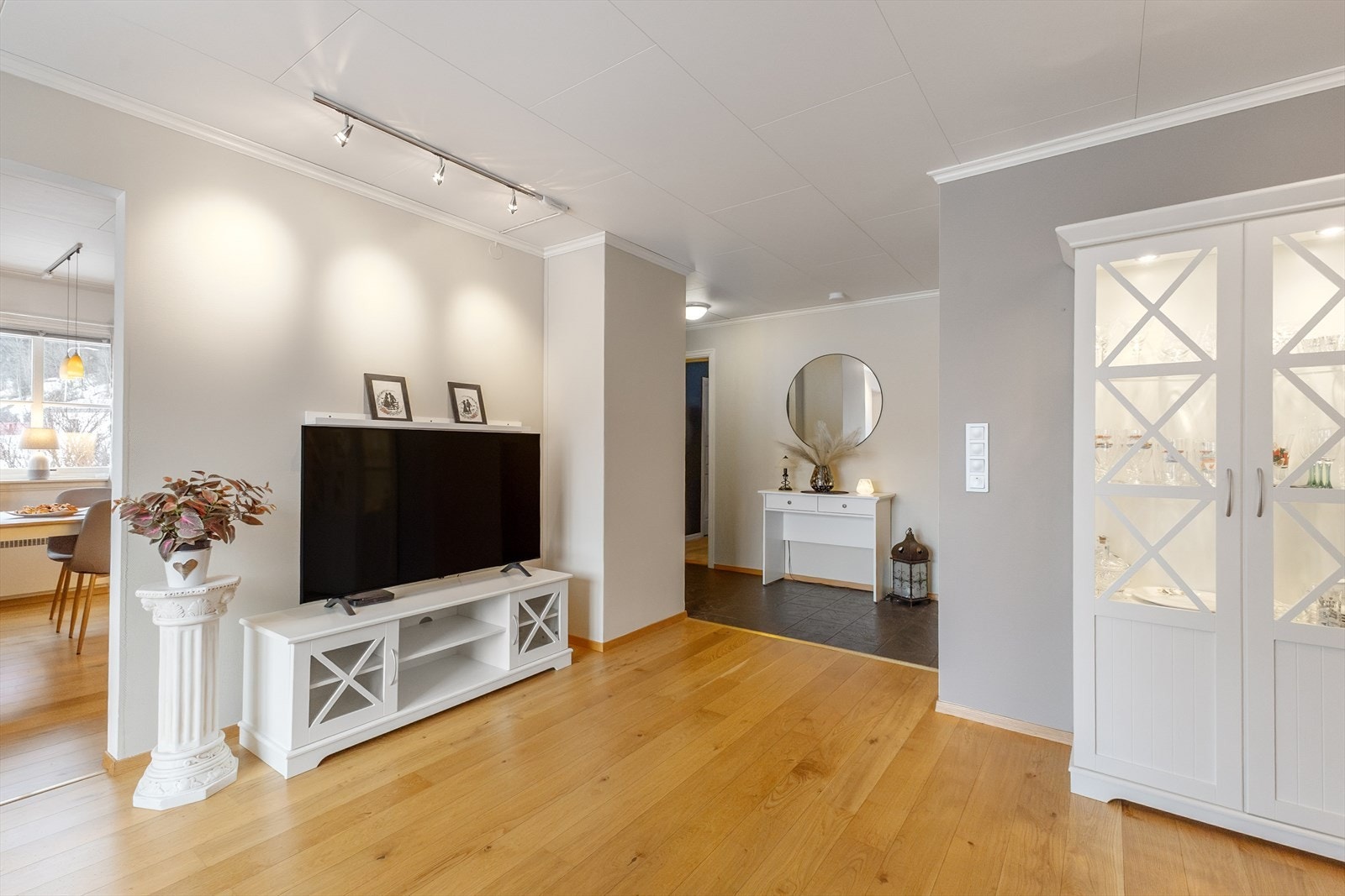 Fra stue mot hall. Galleribilde