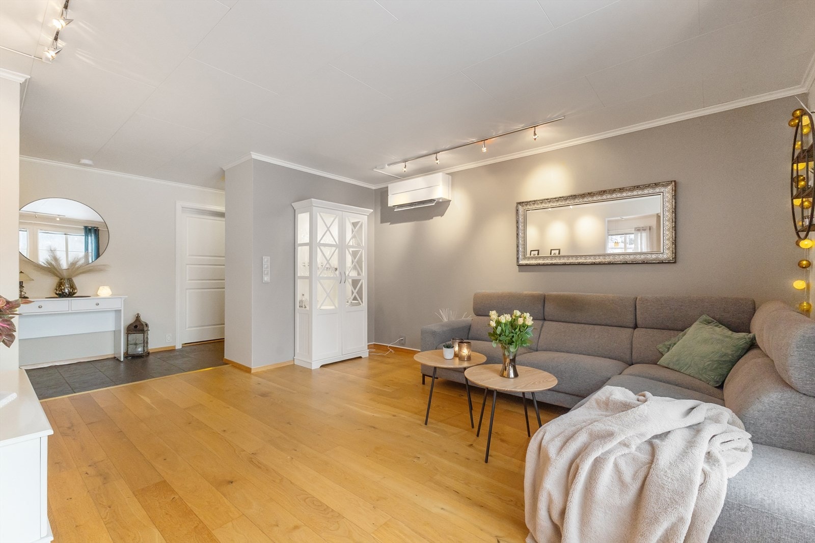 Fra stue mot flislagt entre. Galleribilde