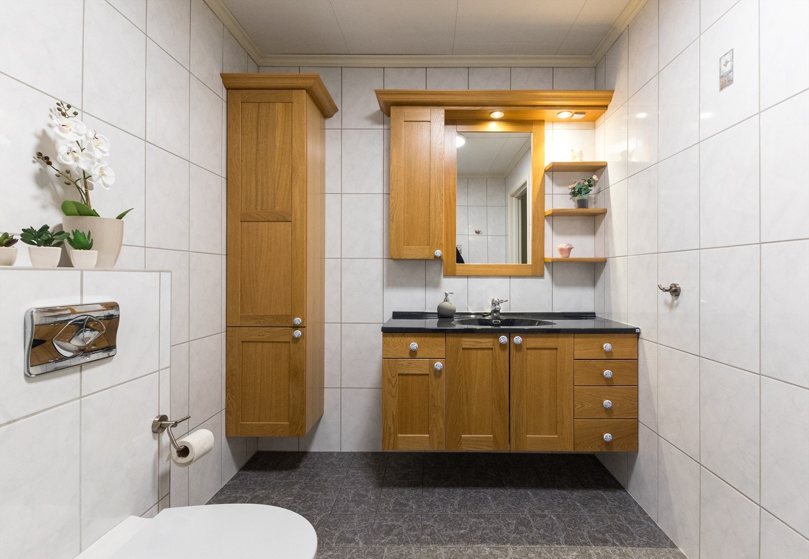 Badet er komplett flislagt med varmekabler i gulv. Romslig innredning som matcher den generelle stilen i boligen. Galleribilde