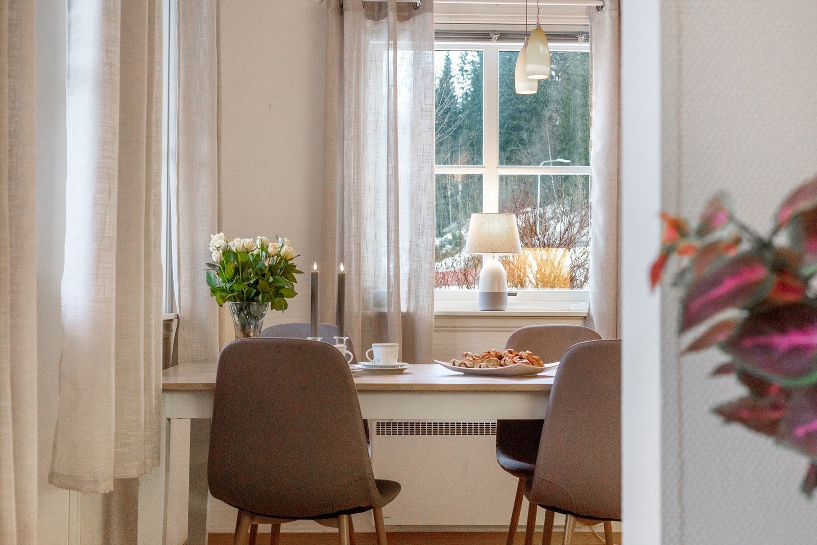 Fra stue mot kjøkkenet og spiseplassen. Galleribilde