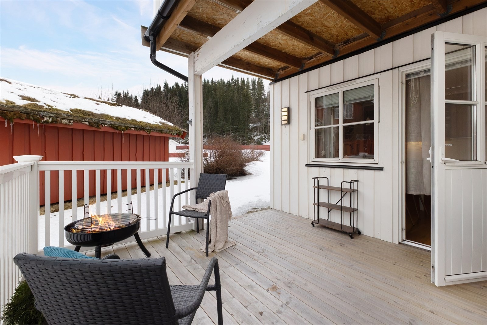 Solrik og delvis overbygget markterrasse på ca. 10,7 m2, med adkomst fra hage og via dør fra stuen. Galleribilde