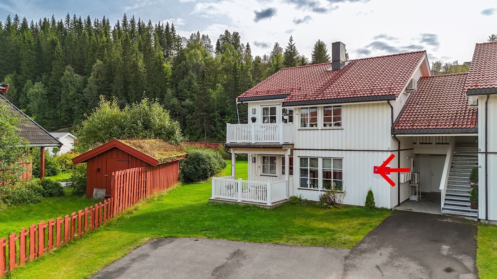 Biloppstillingsplasser for bil på tomten, som gjerne brukes av besøkende. Man har selv en romslig garasjeplass like i nærheten av leiligheten. Galleribilde