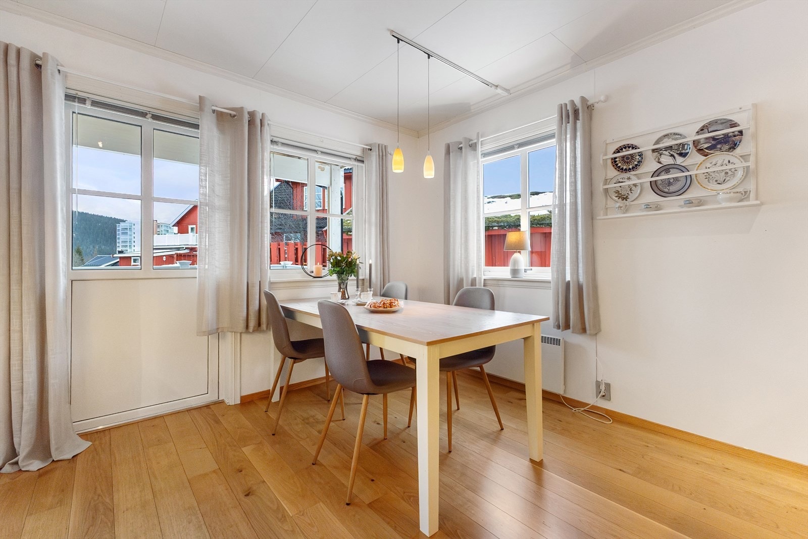 Spisestue med dør inn/ut til terrassen. Galleribilde