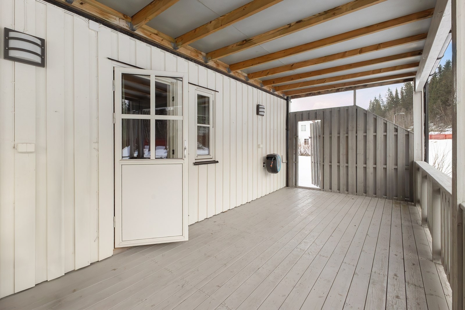 Markterrasse på ca. 21,9 m2 med adkomst fra hage og via dør fra soverom. Det er etablert levegg med døråpning, for direkte adkomst til/fra hage. Galleribilde